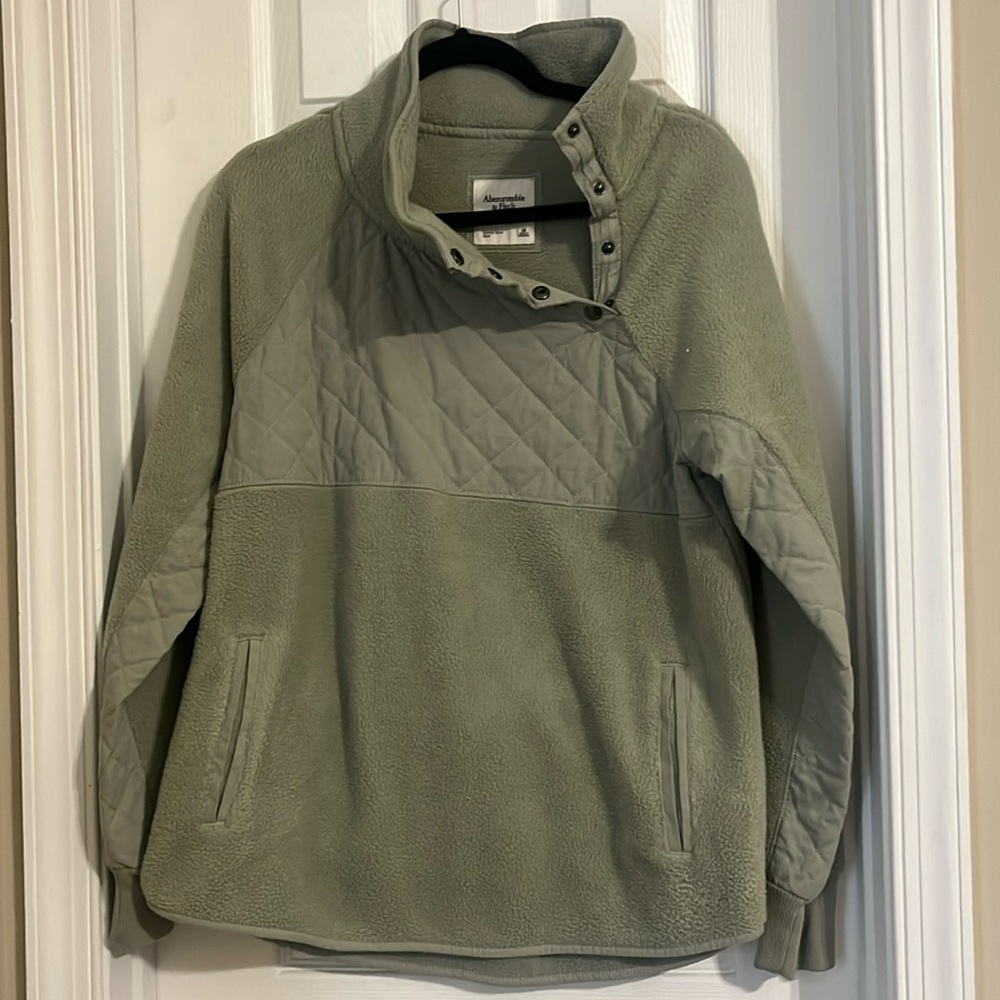NWT Abercrombie quilted fleece. Size medium.
